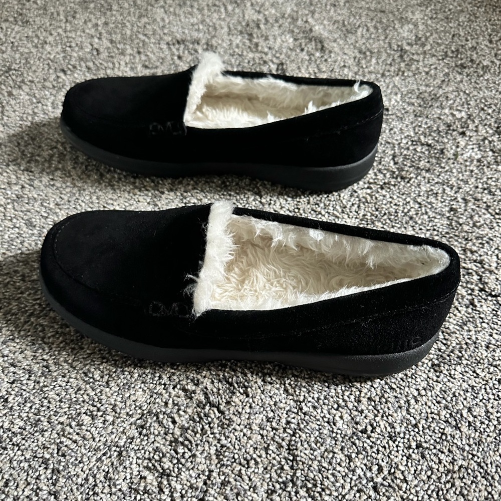 Vionic Woman’s Lynez Slipper - Size 6 - Black
New - Picture 3 of 9